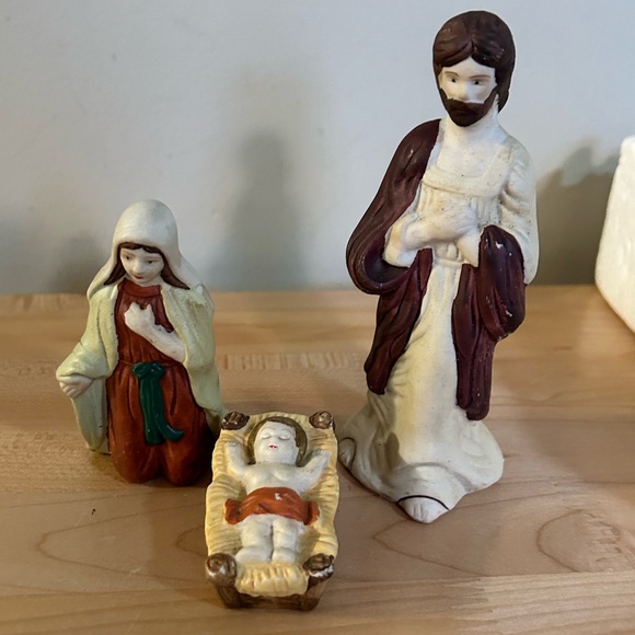Porcelain 11-piece Nativity Set Figurines Mary Joseph Baby Jesus Wise Men Angel - Picture 4 of 10